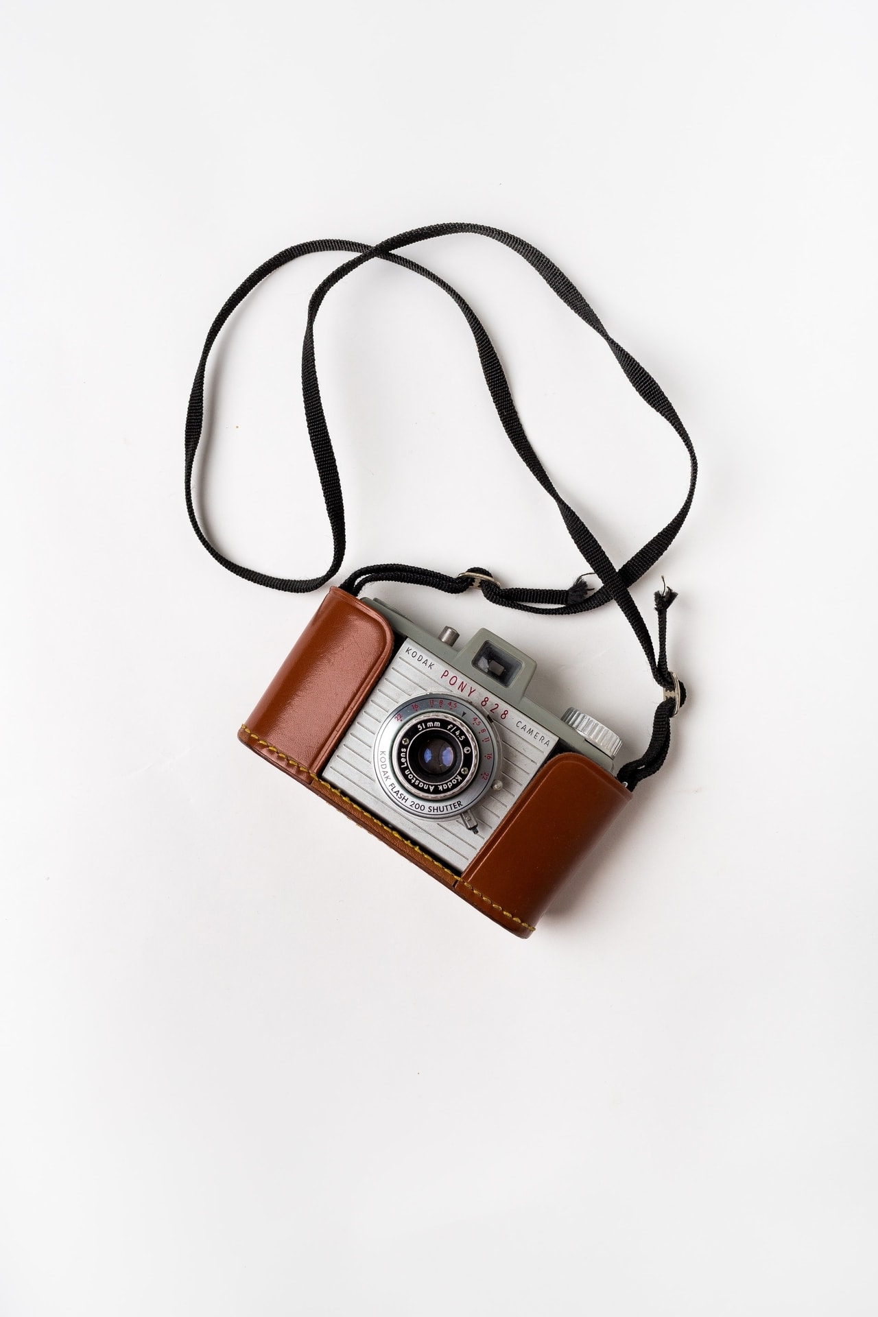 Camera Vintage kodak fotocamera met leren hoes en bandje